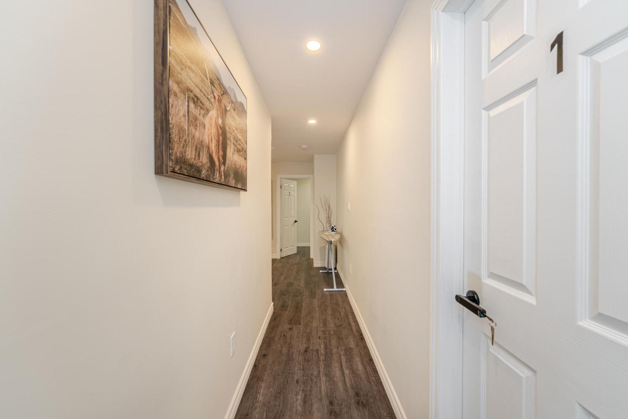Private Basement Bedrooms In 오크빌 외부 사진