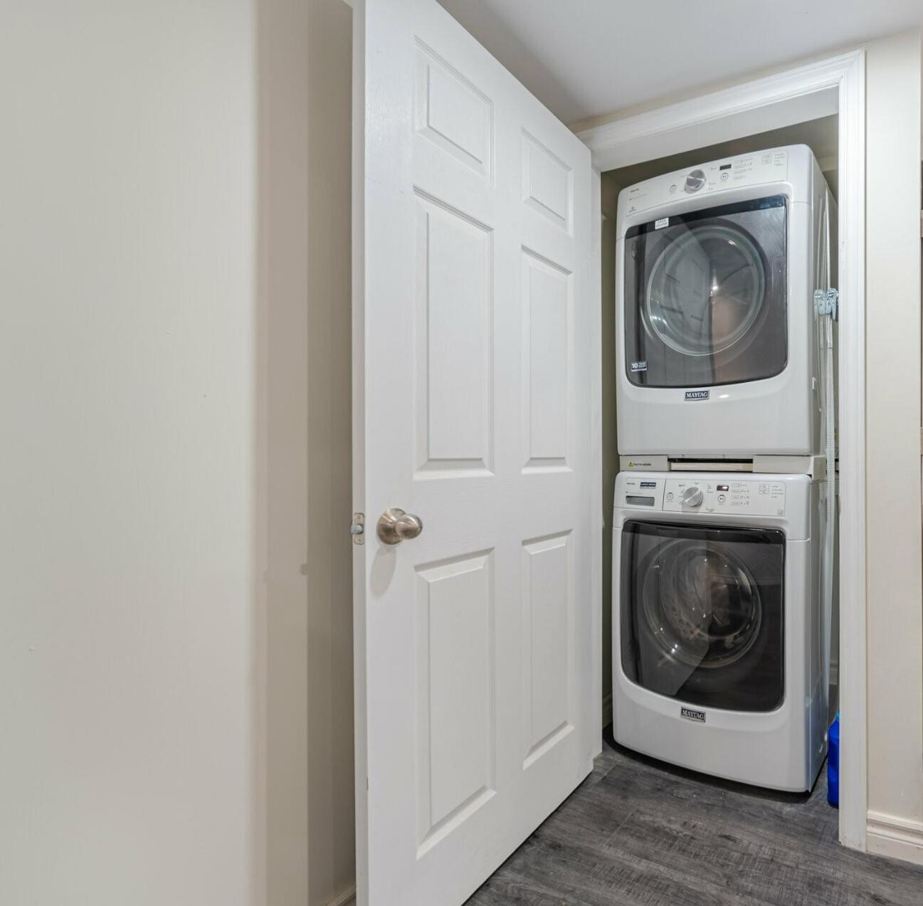 Private Basement Bedrooms In 오크빌 외부 사진