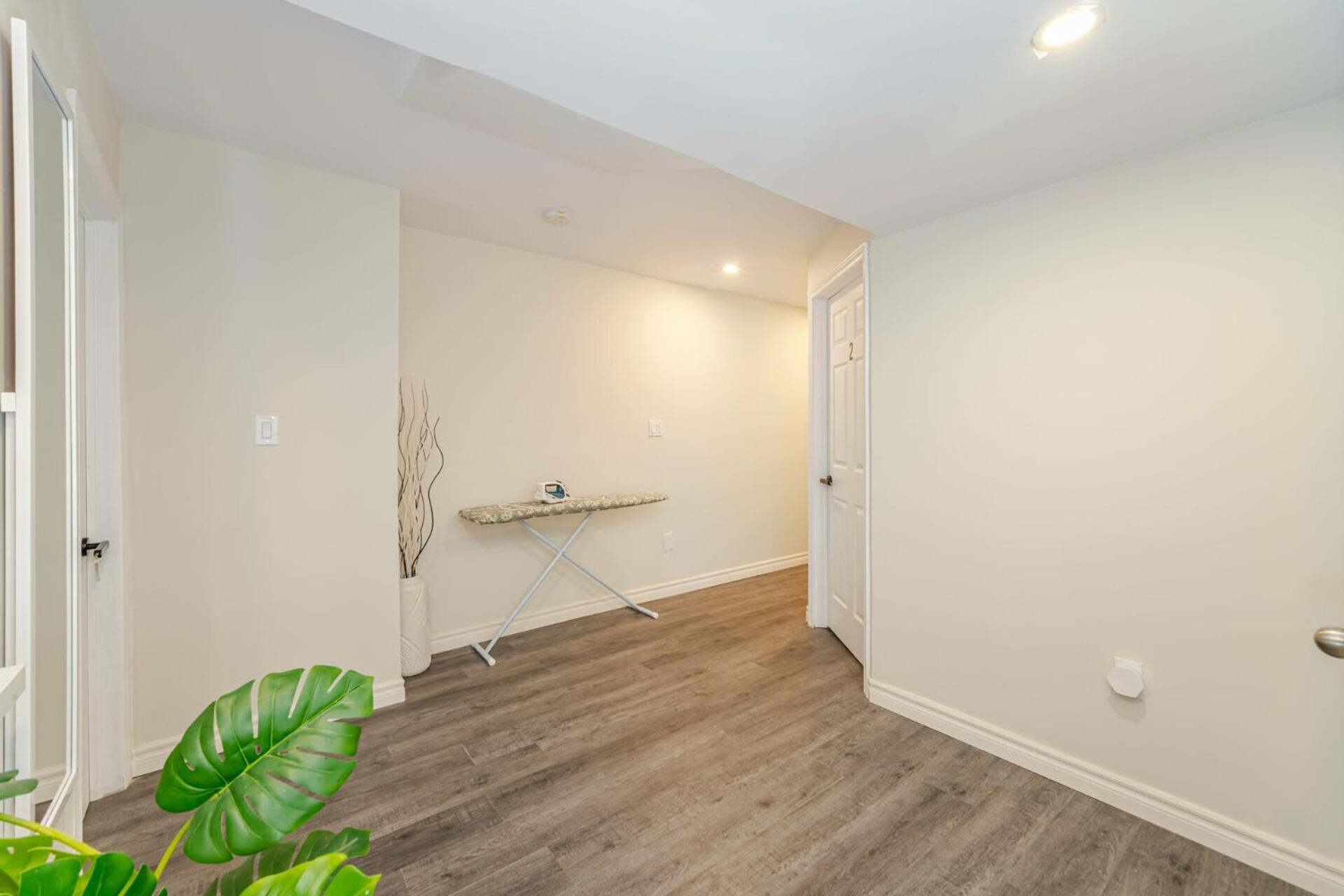 Private Basement Bedrooms In 오크빌 외부 사진
