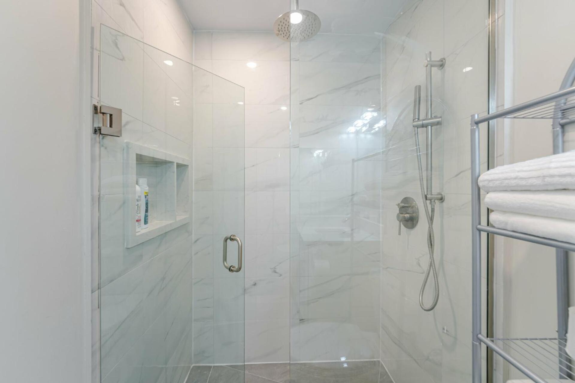 Private Basement Bedrooms In 오크빌 외부 사진